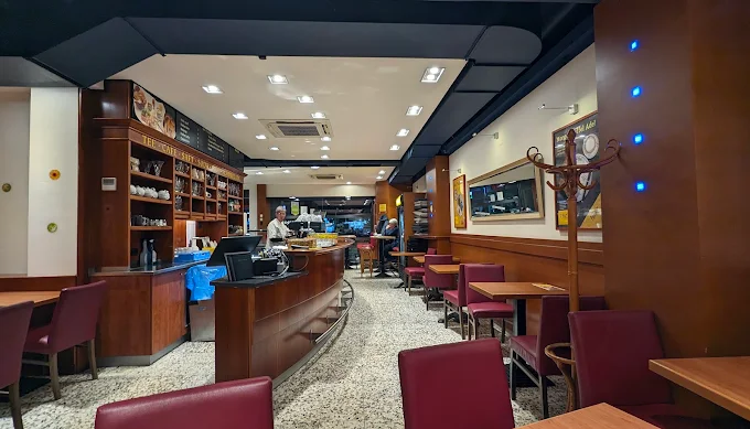 Felber Reumannplatz – 1100 Wien - Interior